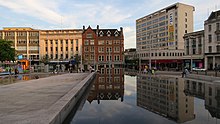 Refleksi air di Nottingham old market square (20426912106).jpg