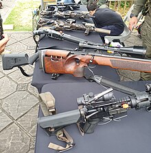 由除暴特勤隊所使用之武器，上到下分別為mp5,daniel defence mk18,Remington Model 870,SIG SSG 2000,m4 carin