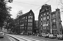 The squatted Wyers complex in October 1981 Wijers-complex aan de Amsterdamse Nieuwezijds Voorburgwal gekraakt, Bestanddeelnr 931-7209.jpg