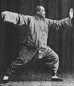 Jang Csen-fu, a jellegzetes „Egyenes Ostor” testtartásban