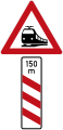 Zeichen 156-21 Bahnübergang mit dreistreifiger Bake, mit Entfernungsangabe – Aufstellung links