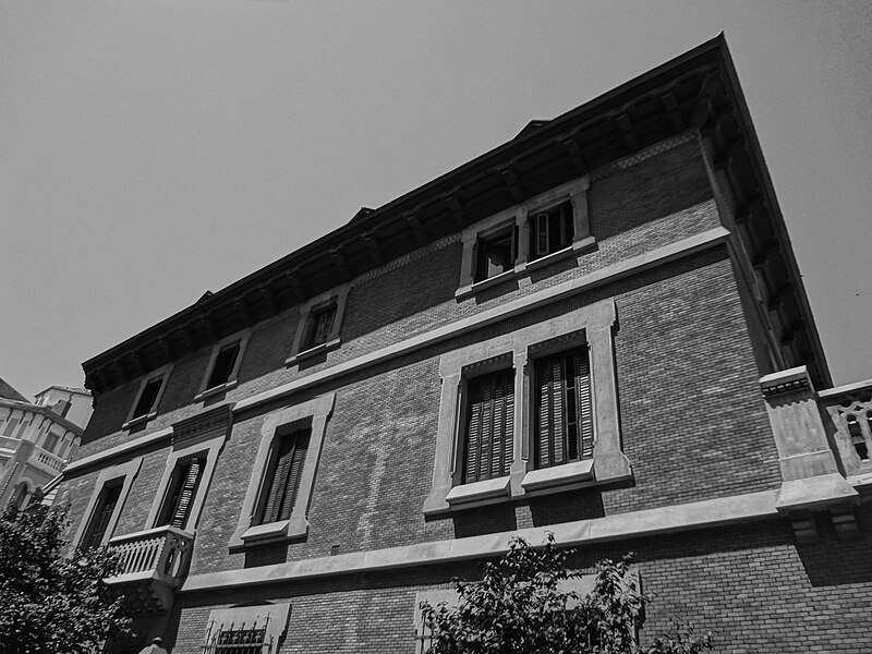 File:(Madrid, Barrio de Salamanca) exterior photograph of an antique building in black and white.JPG