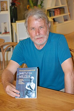 Авторът с четвъртия си роман, „Заветът на Медея“, по време на представянето му в Литературен клуб „Перото“ (НДК), 28 юни 2017 г.