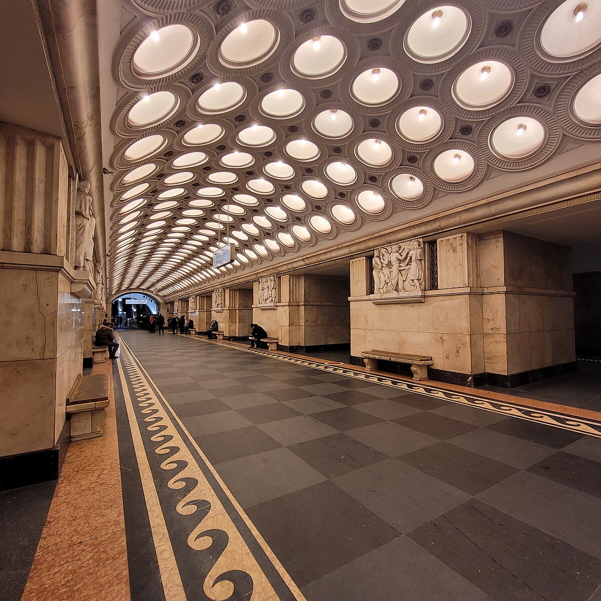 Метро электрозаводская переход. Электрозаводская (станция метро, Арбатско-Покровская линия). Станция Электрозаводская. Электрозаводская 11 метро. Зал станции метрополитена.