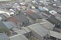 相川下町側の街並（屋根伏図アングル）、鈍色や黒光りする瓦葺き[注 10]で角度や高さが揃う