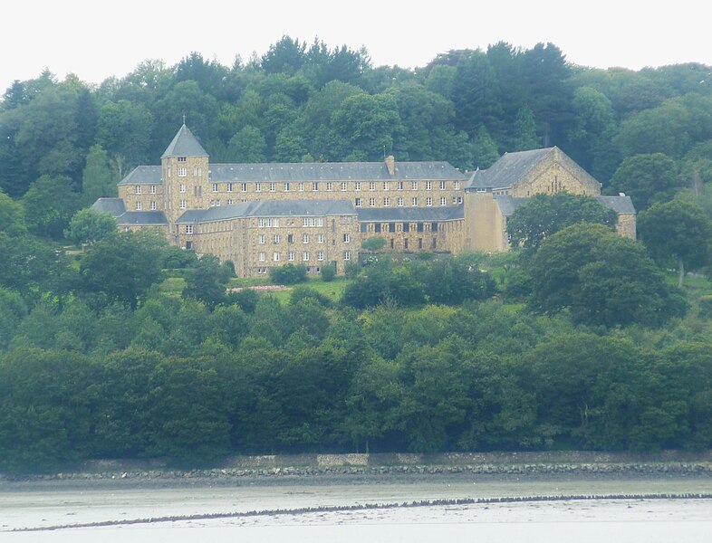 File:001 La nouvelle abbaye de Landévennec.JPG