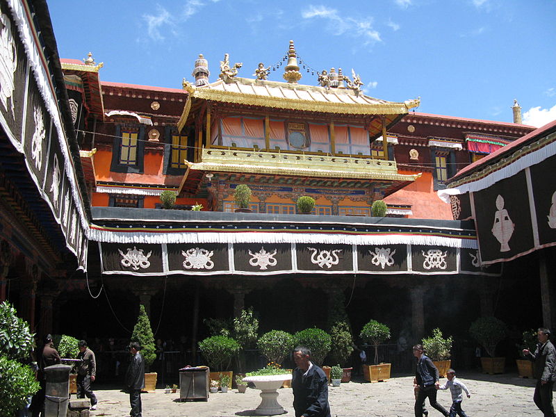 File:050 Yokhang Lhasa (21).JPG