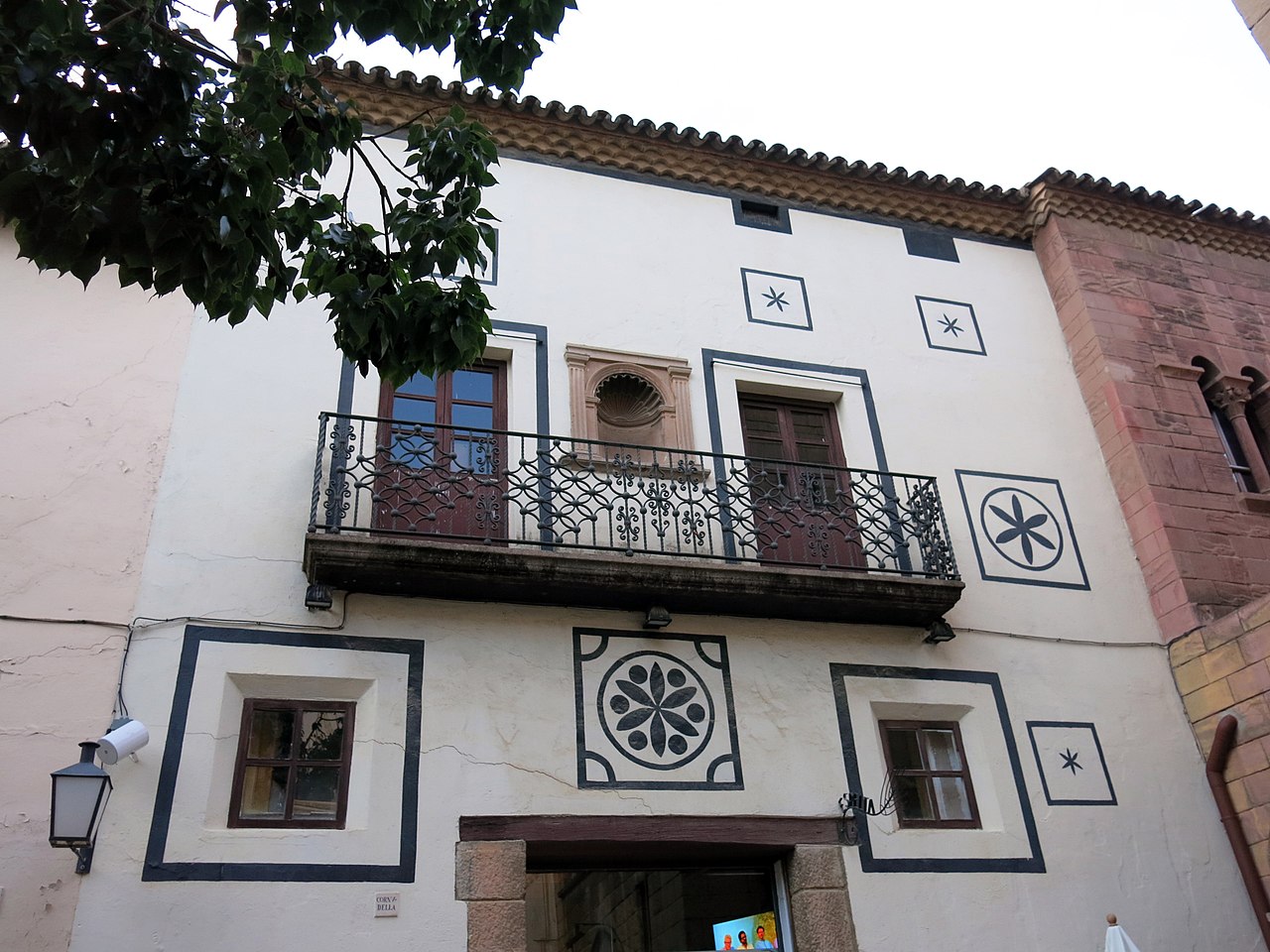 File 056 Poble Espanyol Barcelona Casa De Cornudella Amb Esgrafiats Placa De La Font Jpg Wikimedia Commons