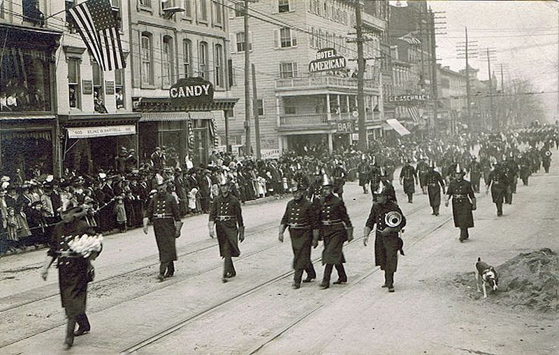 File:1915 Firemans Parade heading west from 6th and Hamilton.jpg