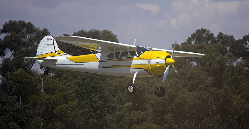 File:1953 Cessna 195B (VH-VLD) approaching Runway 36 at Temora Airport.jpg