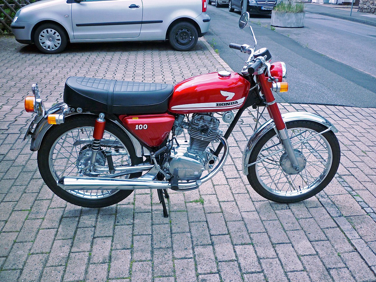 1280px-1970_Honda_CB_100%2C_right_side.jpg