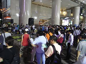 2009年6月30日晚，香港人網在銅鑼灣時代廣場舉行街頭論壇，蕭若元、黎則奮、曾健成、梁國雄發言。