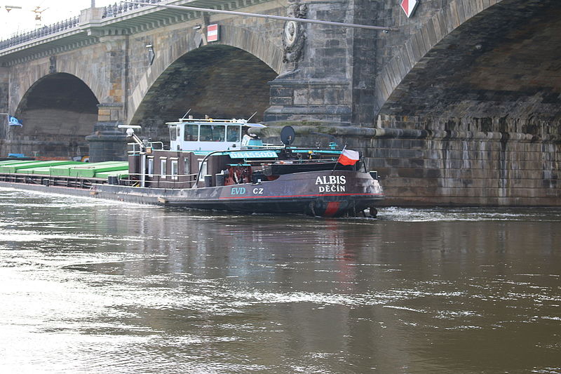 File:2016-03-16 Frachter Albis an der Albertbrücke by DCB–9.jpg