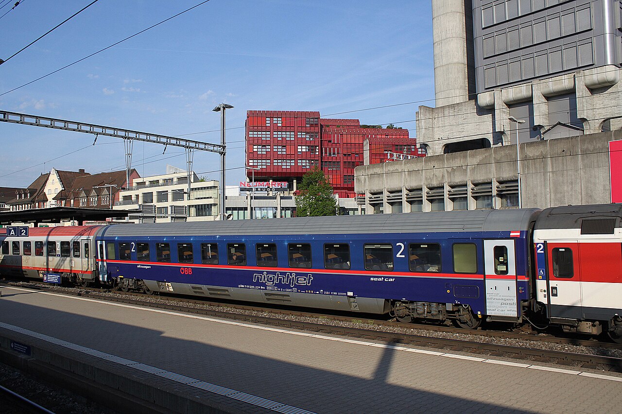 File:2 OEBB Bmz 73 81 21-91 111-4 Brugg 220418 NJ471 Berlin Ostbf 