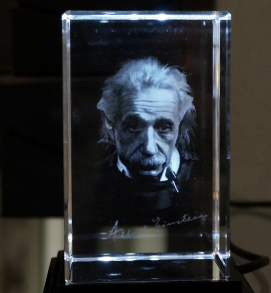 File:3D Laserfoto "Albert Einstein" im Glas, Österreich.png