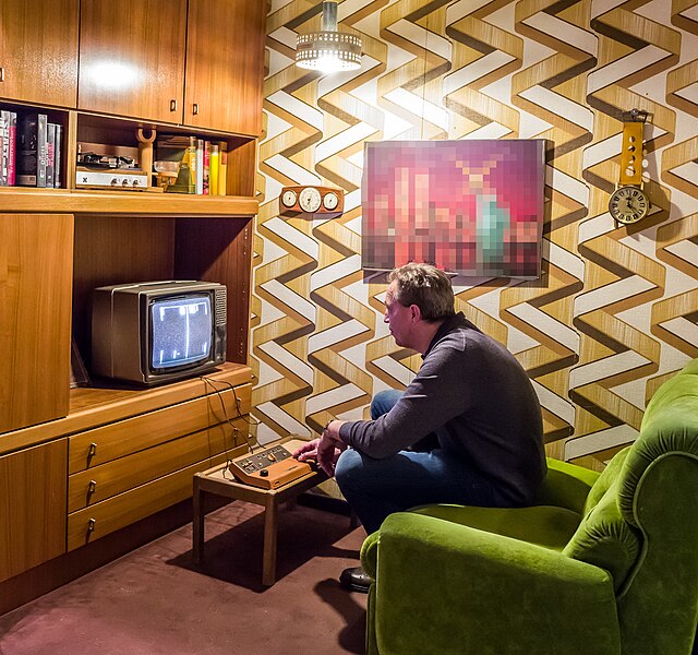 File:70s gaming room in Computerspielemuseum, Berlin.jpg