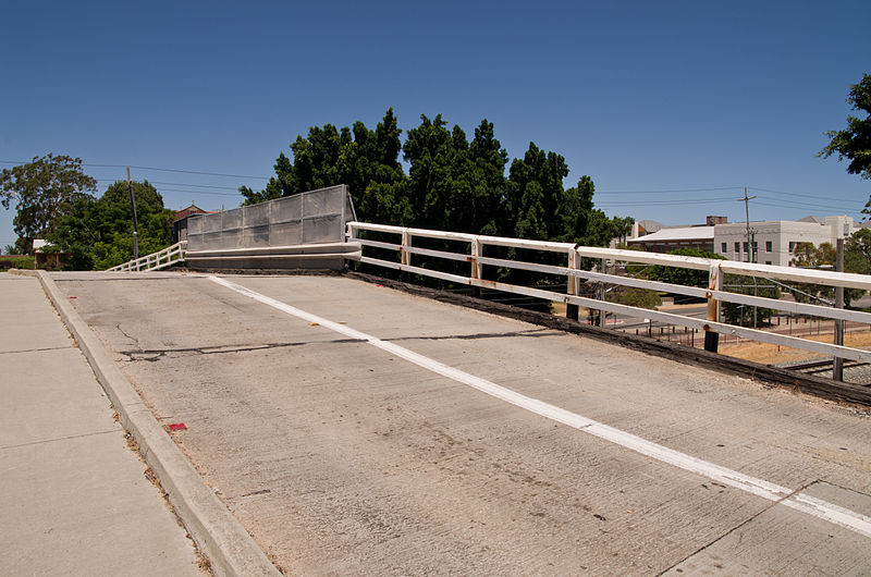 File:7th ave bridge gnangarra-124.jpg