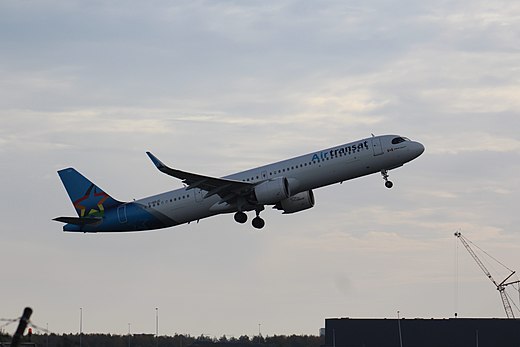 Een Airbus A321LR van Air Transat stijgt op van Schiphol