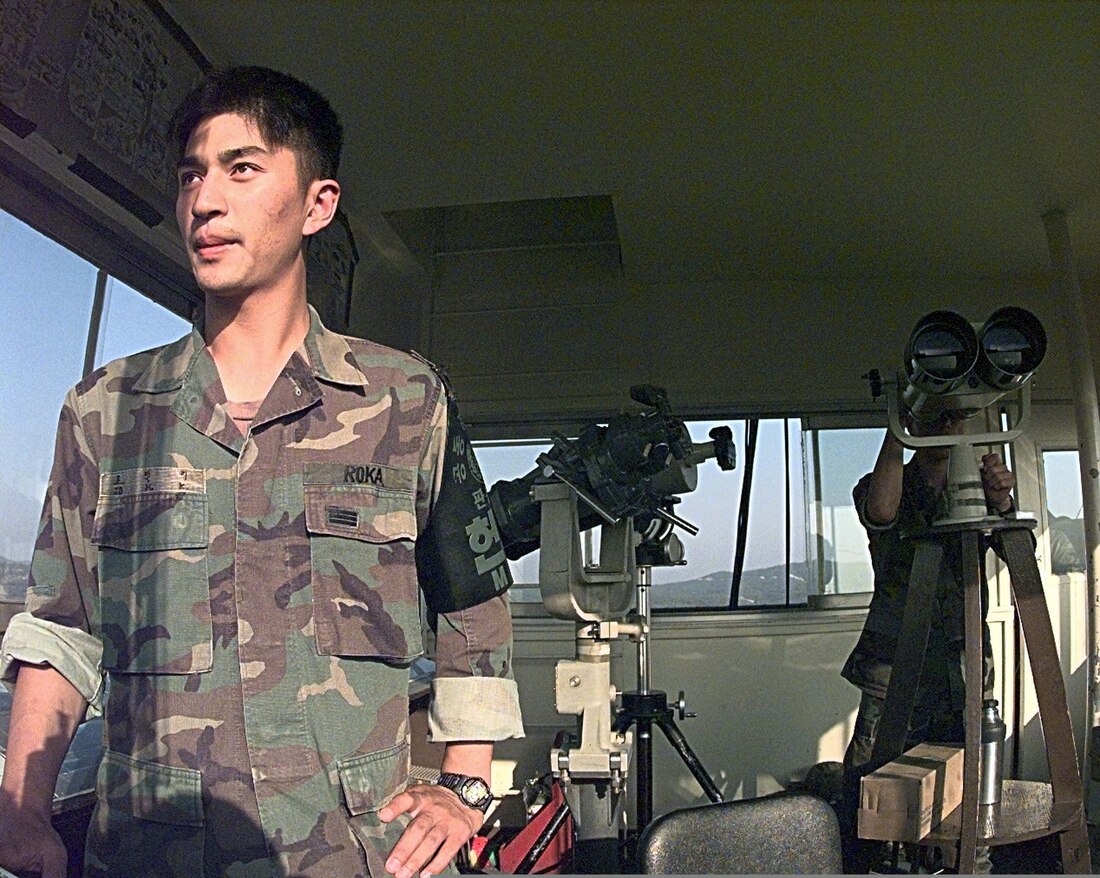 File:A member of the ROK (Republic of Korea) Army keeps a watchful eye on North Korea from Observation Post (OP) oullette located in the Demilitarized Zone 981008-F-CP197-503.jpg