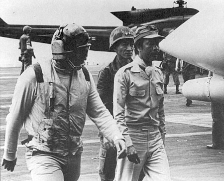 Tập_tin:Air_Vice_Marshal_Ky_arrives_on_the_USS_Midway.jpg