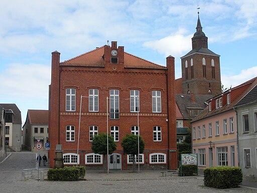 Altentreptow Rathaus mit Pfarrkirche St. Petri