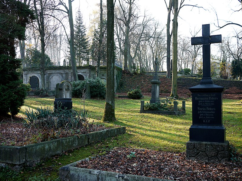 File:Altstadtfriedhof (Mülheim) Peters.jpg