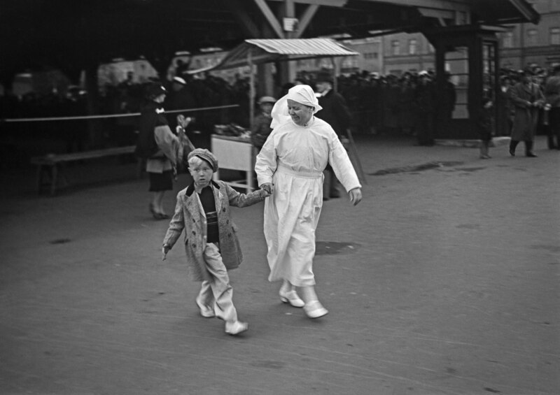 File:American Finns arrive in Helsinki with S S Lancastria 1938 (6610B; JOKAHBL3B I54-9).tif