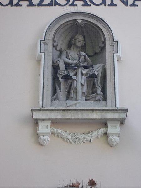 File:Amtsgericht, Statue, 2021 Csongrád.jpg