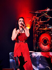 Anette Olzon avec Nightwish à Nantes en 2012.jpg