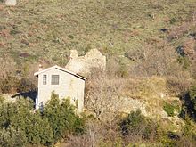 I ruderi del castello dei Del Carretto poco sopra l'abitato della località-capoluogo di Chiesa