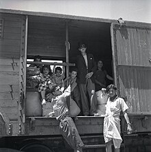 עולים מגיעים למחנה הקליטה בעתלית, אפריל 1951. בוריס כרמי, אוסף מיתר, הספרייה הלאומית