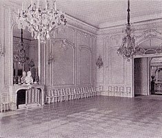 «Бальный зал — в открытую дверь виден вестибюль; на камине — бюст Марии Терезии»; 1914 год.