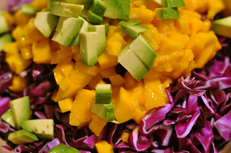 File:Avocado, mango og rød spidskål (6323335706).jpg