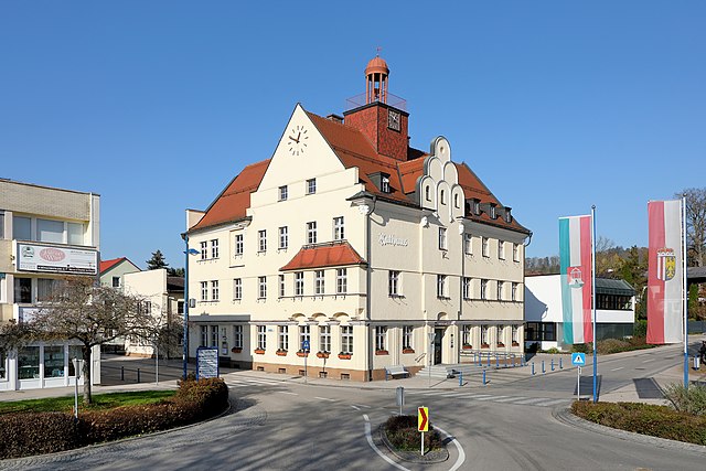 Rathausplatz mit dem Rathaus (1923/24 errichtet)