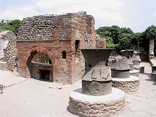 Meules constituées de deux éléments en lave volcanique[16]. Boulangerie de Pompéi.