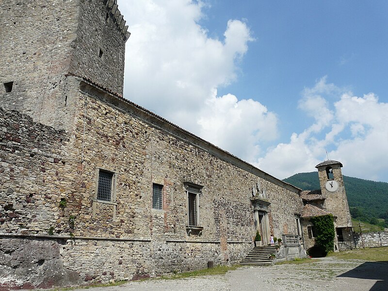 File:Bardi-castello-piazza d'armi9.jpg