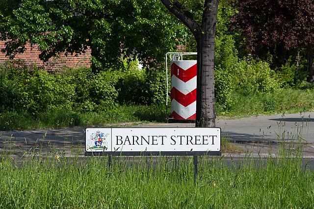Street sign "Barnet Street" (Barnetstraße) in the Tempelhof-Schöneberg district of Berlin. The district also has streets called Hendonstraße and Finch