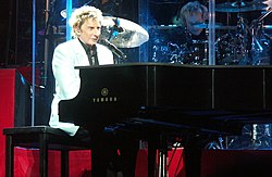 Manilow at the piano, live in 2008