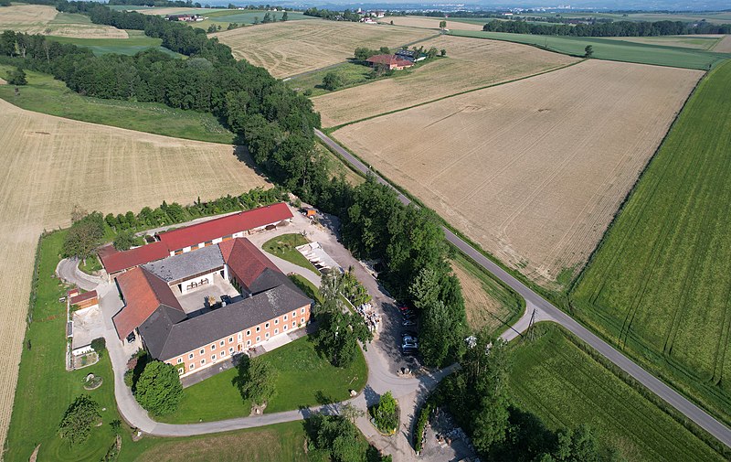 File:Bauernhof in Ströbitz 01 - DJI 0029 (2).jpg