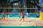 Deutsch: Beachvolleyball bei den Olympischen Jugendspielen 2018; Tag 8, 14. Oktober 2018; Mädchen, Achtelfinale – Bolivien-Puerto Rico 0:2 (18–21/18–21 ) English: Beach volleyball at the 2018 Summer Youth Olympics at 14 October 2018 – Girls Round of 16 – Bolivia-Puerto Rico 0:2 (18–21/18–21 )