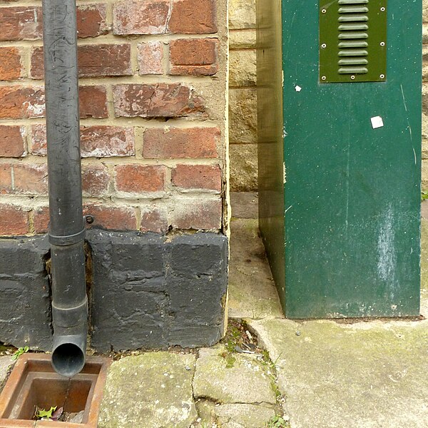 File:Bench mark, The Edward Hotel, London Road, Gloucester - geograph.org.uk - 6091089.jpg