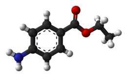 Benzocaină-din-xtal-3D-bile.png