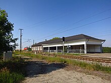 Empfangsgebäude mit Zugang zum Regelspurbahnsteig