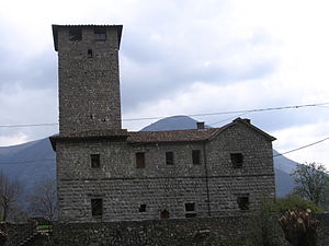 Castelul asa cum poate fi admirat din curtea bisericii parohiale