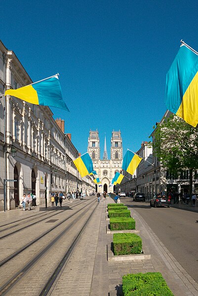 File:Blick auf die Kathedrale von Orléans im Zeichen der Ukraine-Solidarität.jpg