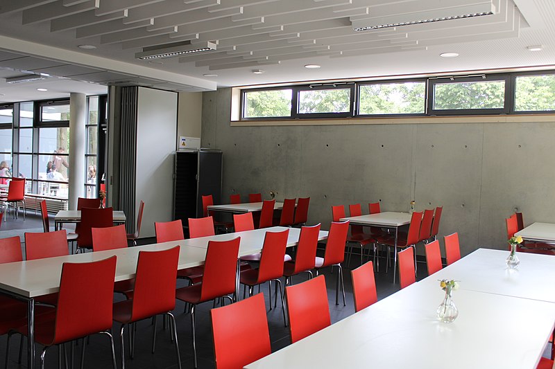 File:Blick in einen Speisesaal des Schulrestaurants.jpg