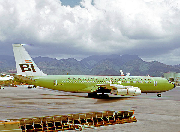 Boeing 707-327C of Braniff International at Honolulu Airport in 1971