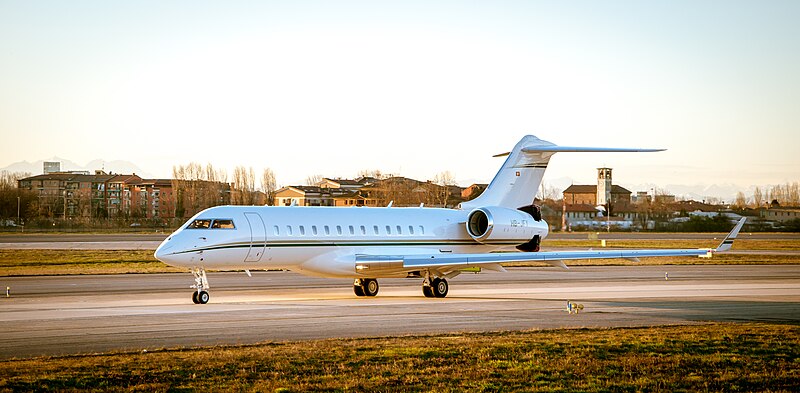 File:Bombardier BD-700-1A10 Global 6000 Rolex all'Aeroporto di Milano Linate.jpg