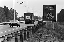 "Too fast is noisy" sign on the A9 in Badhoevedorp, 1982 Bord met het opschrift Te snel is lawaai, Bestanddeelnr 932-3618.jpg