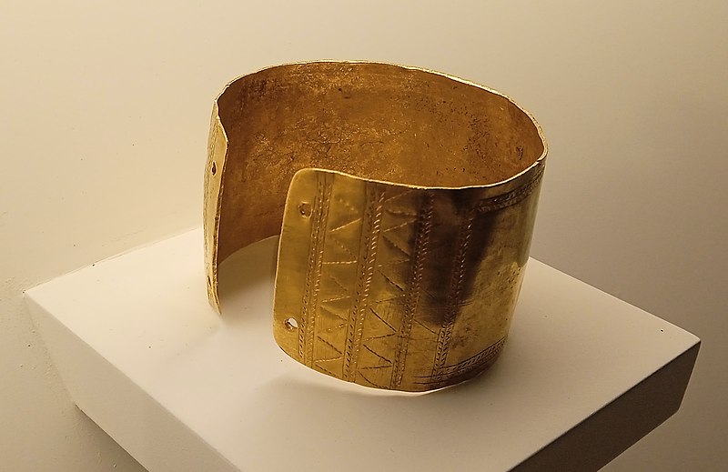 File:Brazalete da Urdiñeira, Museo de Lugo.jpg